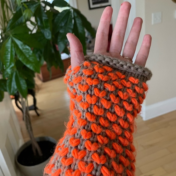 Cute wrist warmers with thumb loops - Picture 3 of 6